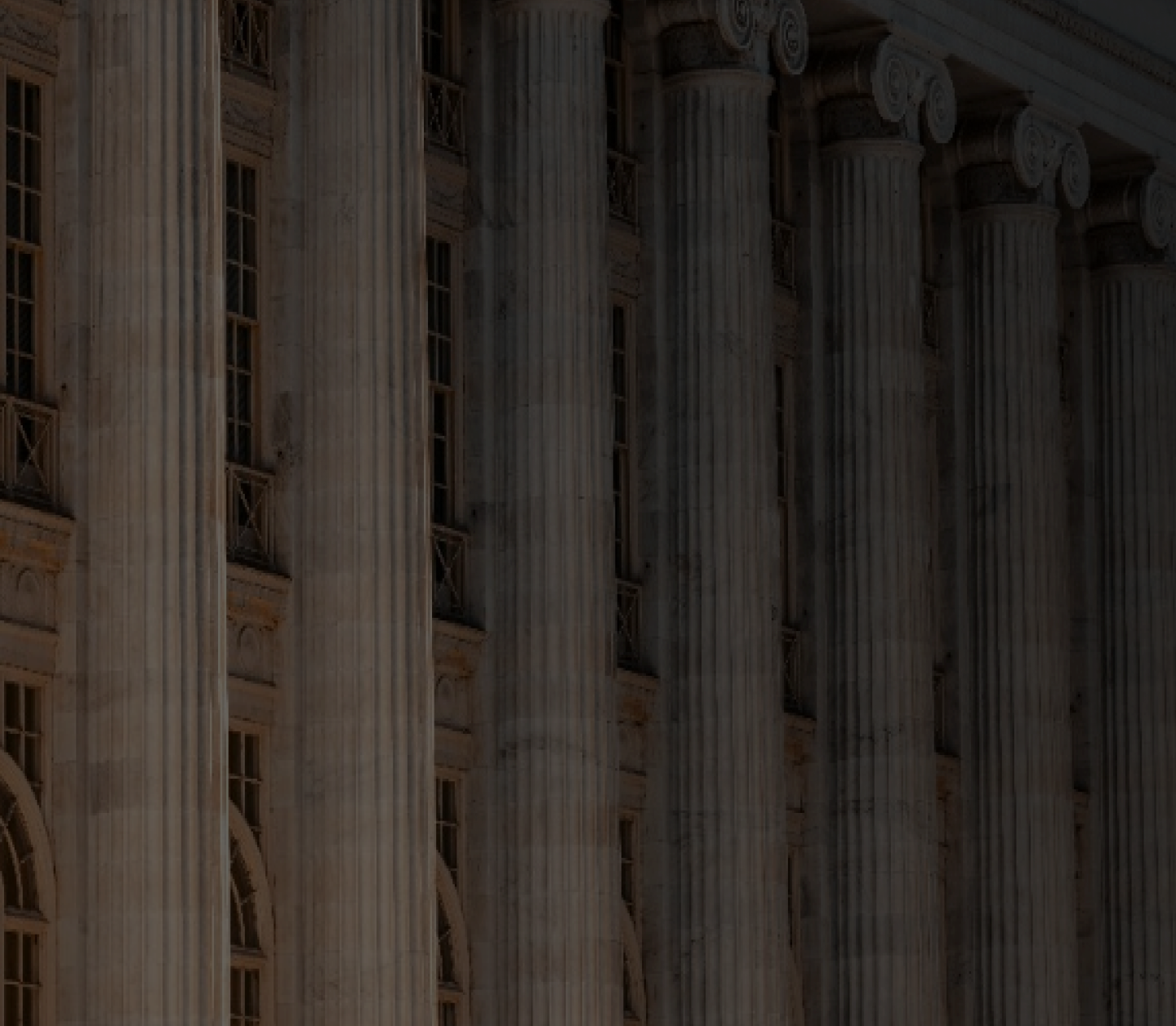 Primer plano de un edificio clásico con altas columnas